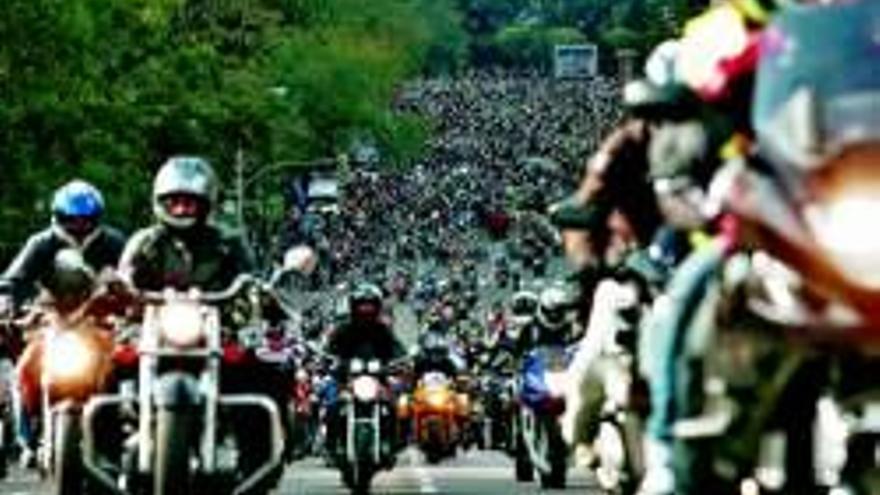 Los moteros salen a la calle para pedir la retirada del ´tributo verde´