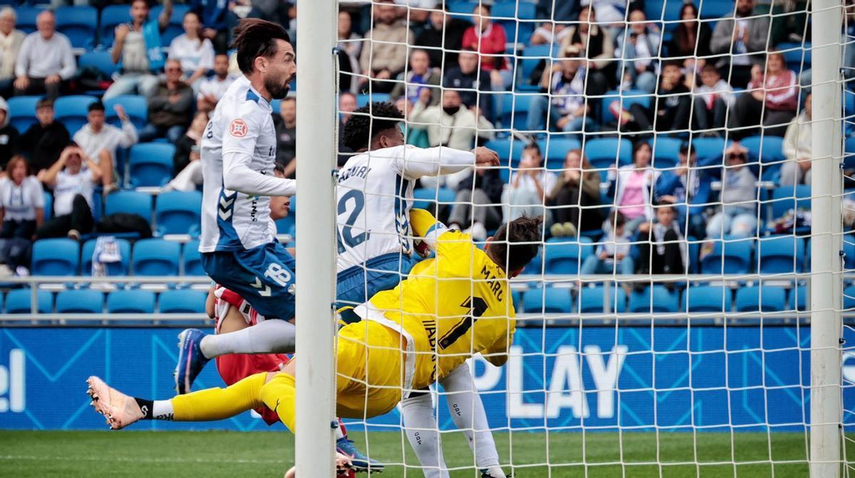 Una secuencia ofensiva en la portería del Lugo, con Enric intentando el remate. | MARÍA PISACA