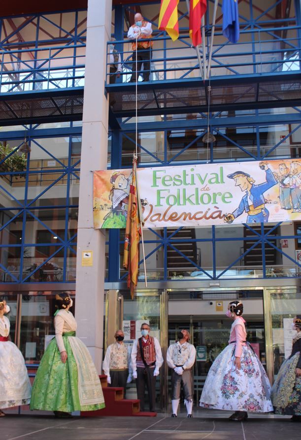 Carmen, Nerea y las cortes acompañan a las fallas de Quart y Xirivella en la procesión de la Senyera