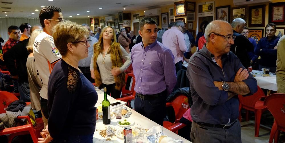 Amedeo Carboni cena con los peñistas en la Agrupación