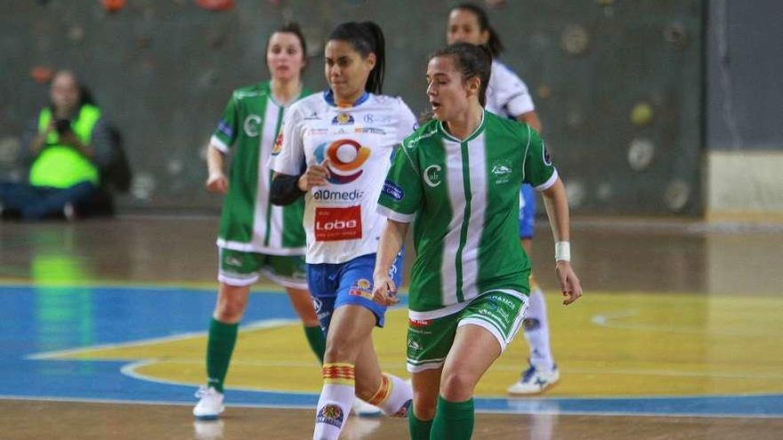 Clara Fernández, más cerca del balón que una rival del Zaragoza, ayer, en Os Remedios. // Iñaki Osorio