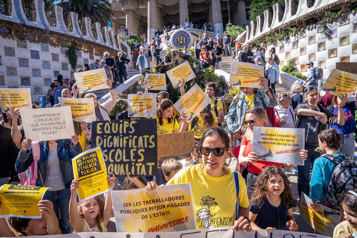 Familias de la escuela Escola Baldiri Reixac se concentrarán ante el dragón del Park Güell junto a alumnos y profesores en una acción conjunta para apoyar las movilizaciones de este mes.
