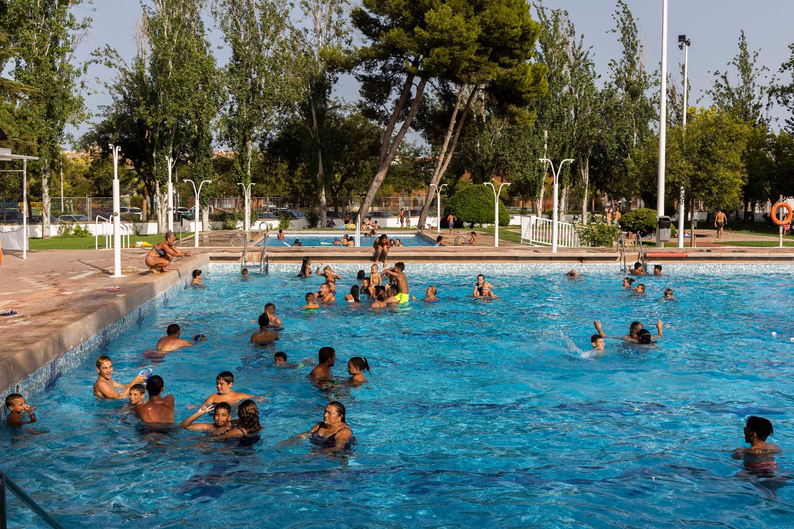 La piscina de Silla, gratis en la ola de calor, repleta de gente