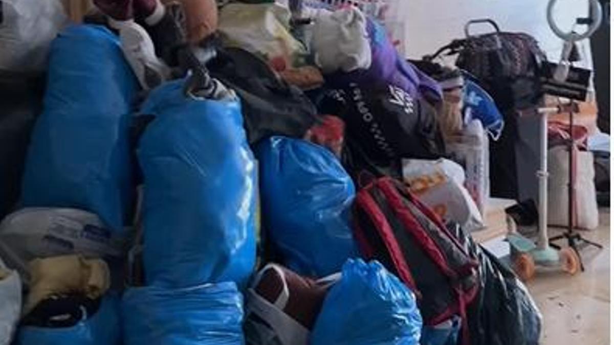 Bolsas de ropa en el piso en el que se produjo el desahucio.