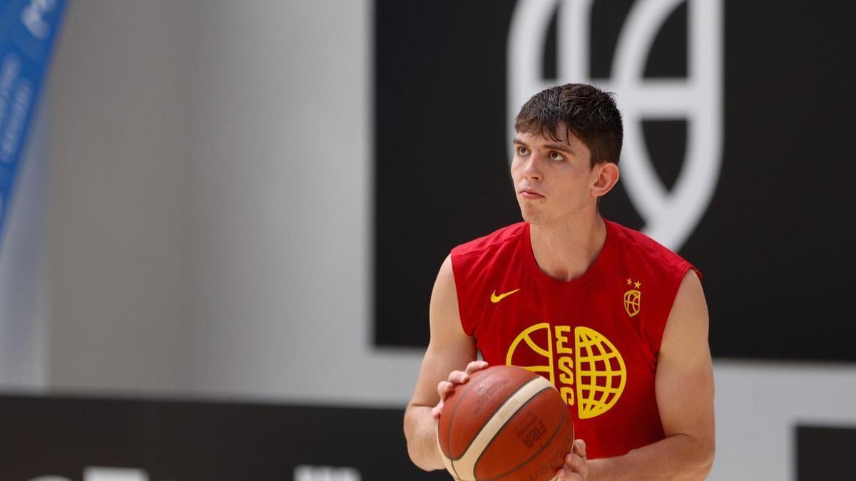 Sergio de Larrea, durante un entrenamiento con la selección española de cara al Eurobasket.