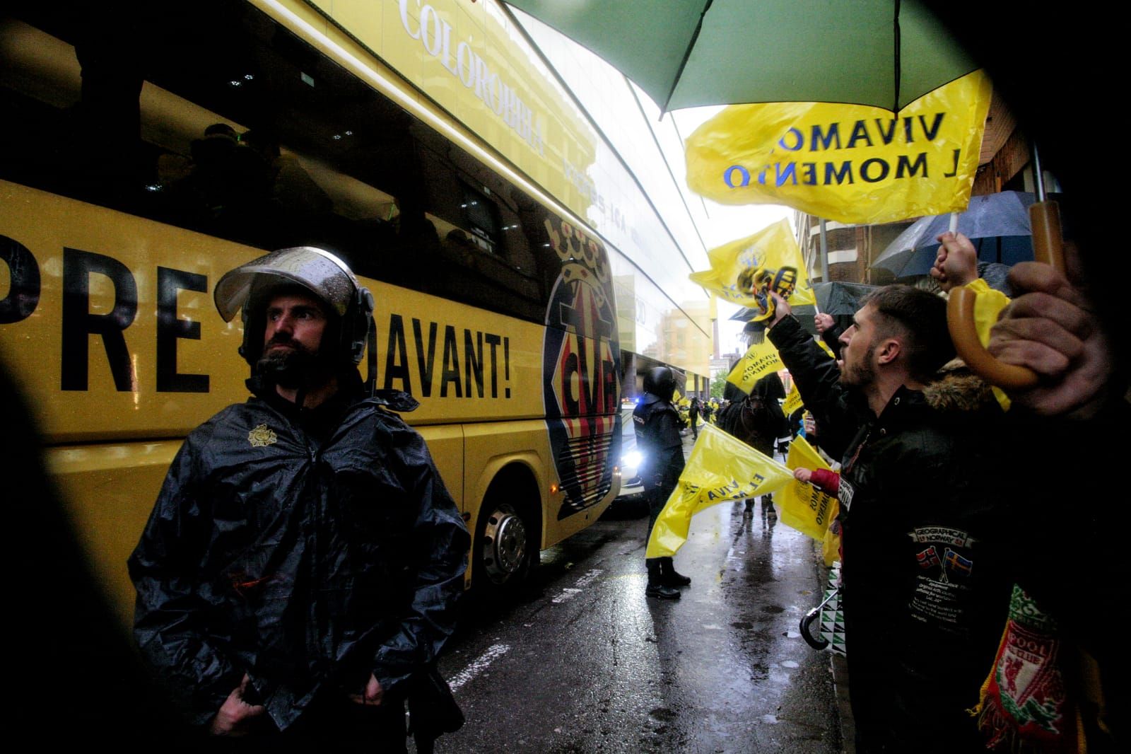 Fotogalería | La lluvia no frena a la afición del Villarreal para ver a su equipo en la final Champions