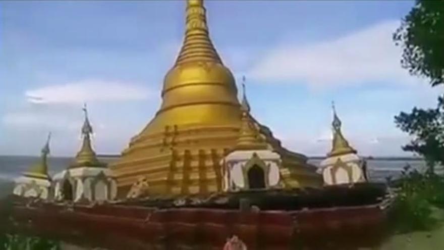 Una pagoda budista se hunde en directo debido a las lluvias en Myanmar