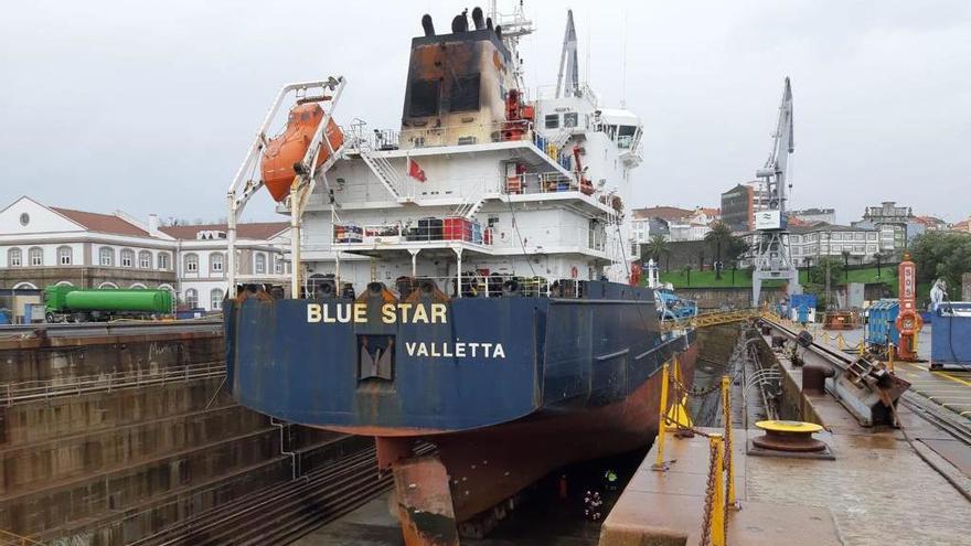 El &#039;Blue Star&#039; en los astilleros ferrolanos de Navantia. // L. O