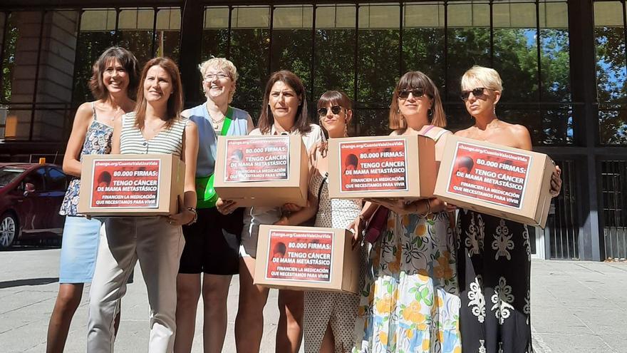 Pacients amb càncer de mama metastàtic lluiten per accedir a dos fàrmacs vitals: «Sense aquesta medicació, ens morim»