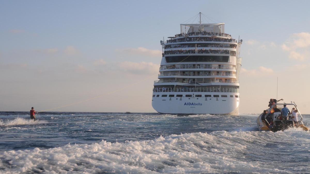 Récord Guinness al barco más grande desde el que se ha hecho esquí acuático, en Alicante