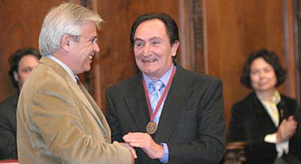 Salvador Escamilla va rebre la Medalla d’Honor de Barcelona de mans de l’alcalde Joan Clos el març del 2004. Salvador Escamilla va rebre la Medalla d’Honor de Barcelona de mans de l’alcalde Joan Clos el març del 2004.
