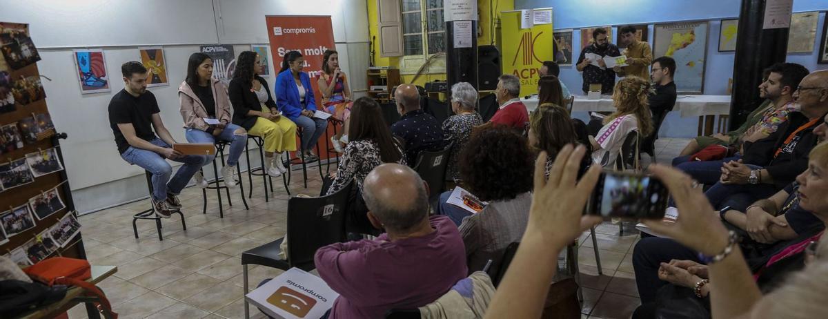 Jóvenes, y no tan jóvenes, acudieron al Casal al coloquio juvenil que organizó Compromís para cerrar la campaña, con la alcaldable Esther Díez que, en la imagen, se dirige  a los asistentes.   | ANTONIO AMORÓS