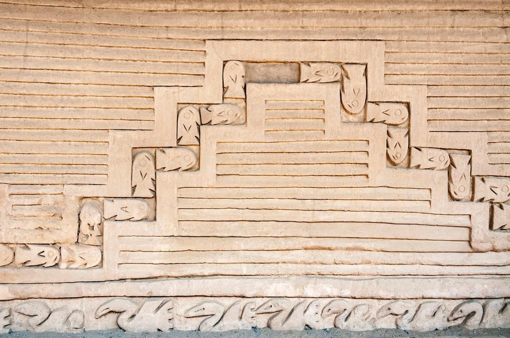 Los peces decoran algunos de los muros de la ciudad