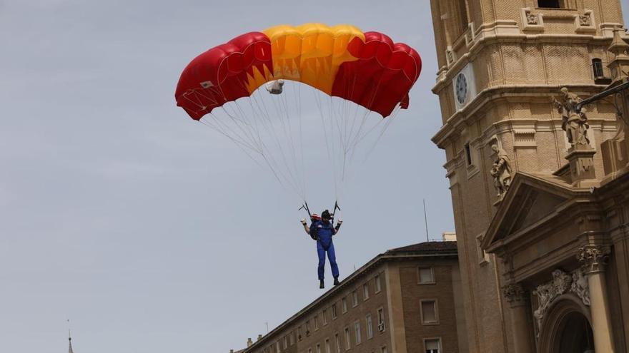 Varios miles de aragoneses aplauden el histórico salto de dos paracaidistas en la plaza del Pilar