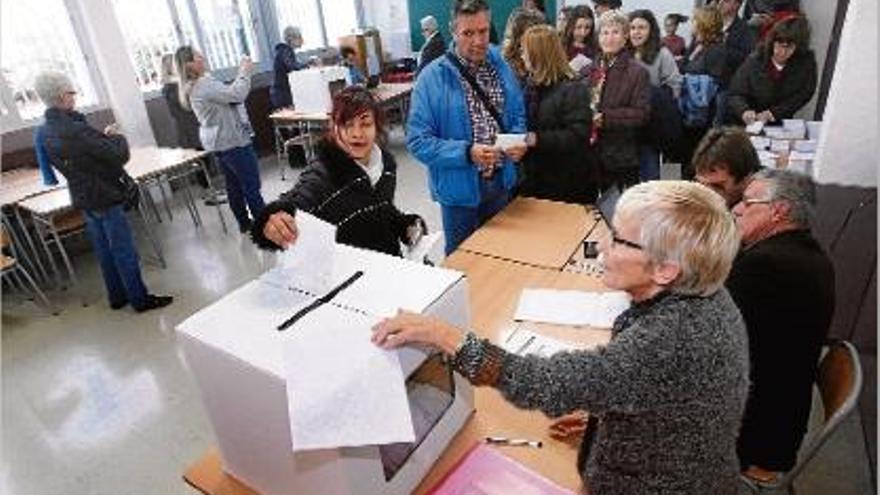 Ciutadans votant en el procés participatiu del 9-N a l&#039;IES Santiago Sobrequés de Girona.