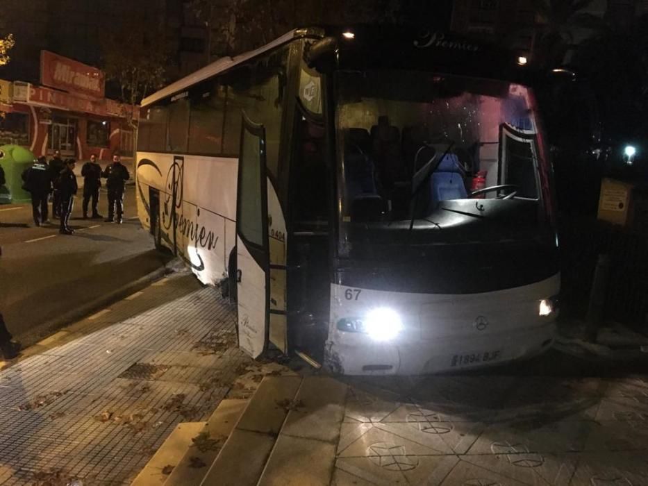 Destrozos por un autobús robado en Benidorm