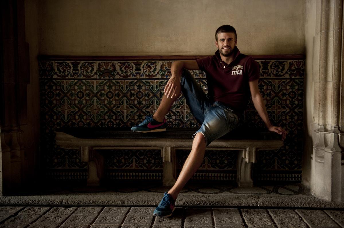 Gerard Piqué en la entrada de la casa museo Ametller en el paseo de Gràcia después de una entrevista con El Periódico, en octubre de 2009.