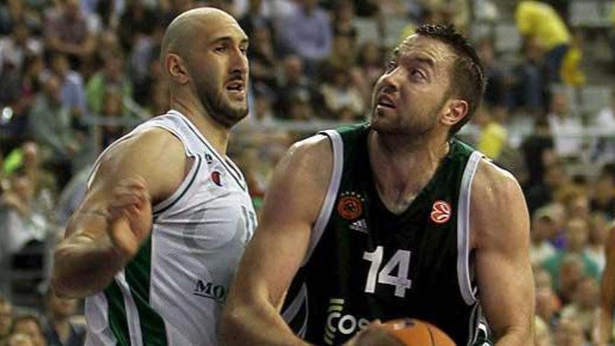 El pívot del Panathinaikos, Vougiouka (d), entra a canasta ante la oposición de Rakovic.