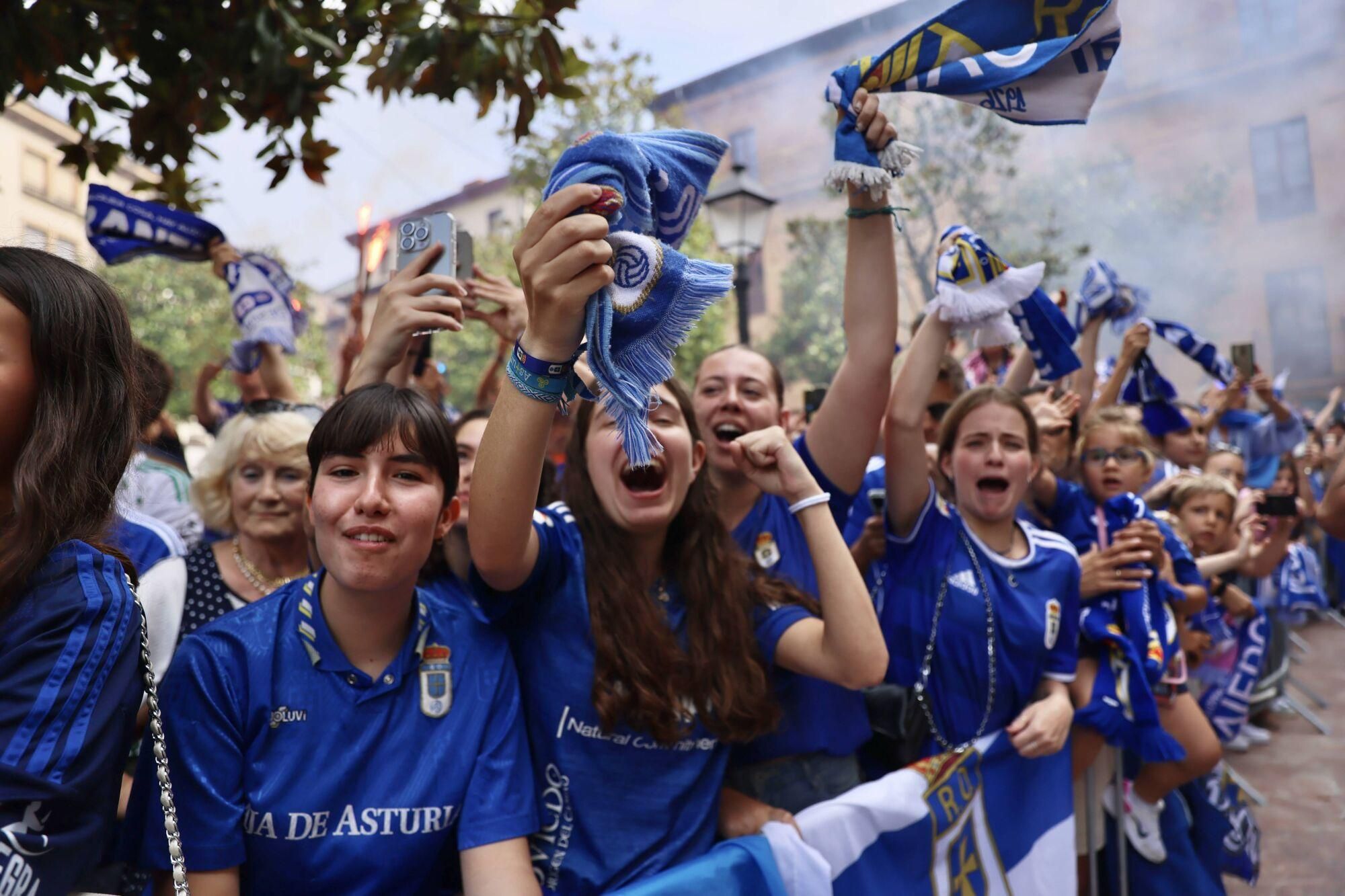 Locura azul en las calles de Oviedo para celebrar el ascenso del equipo a Primera División