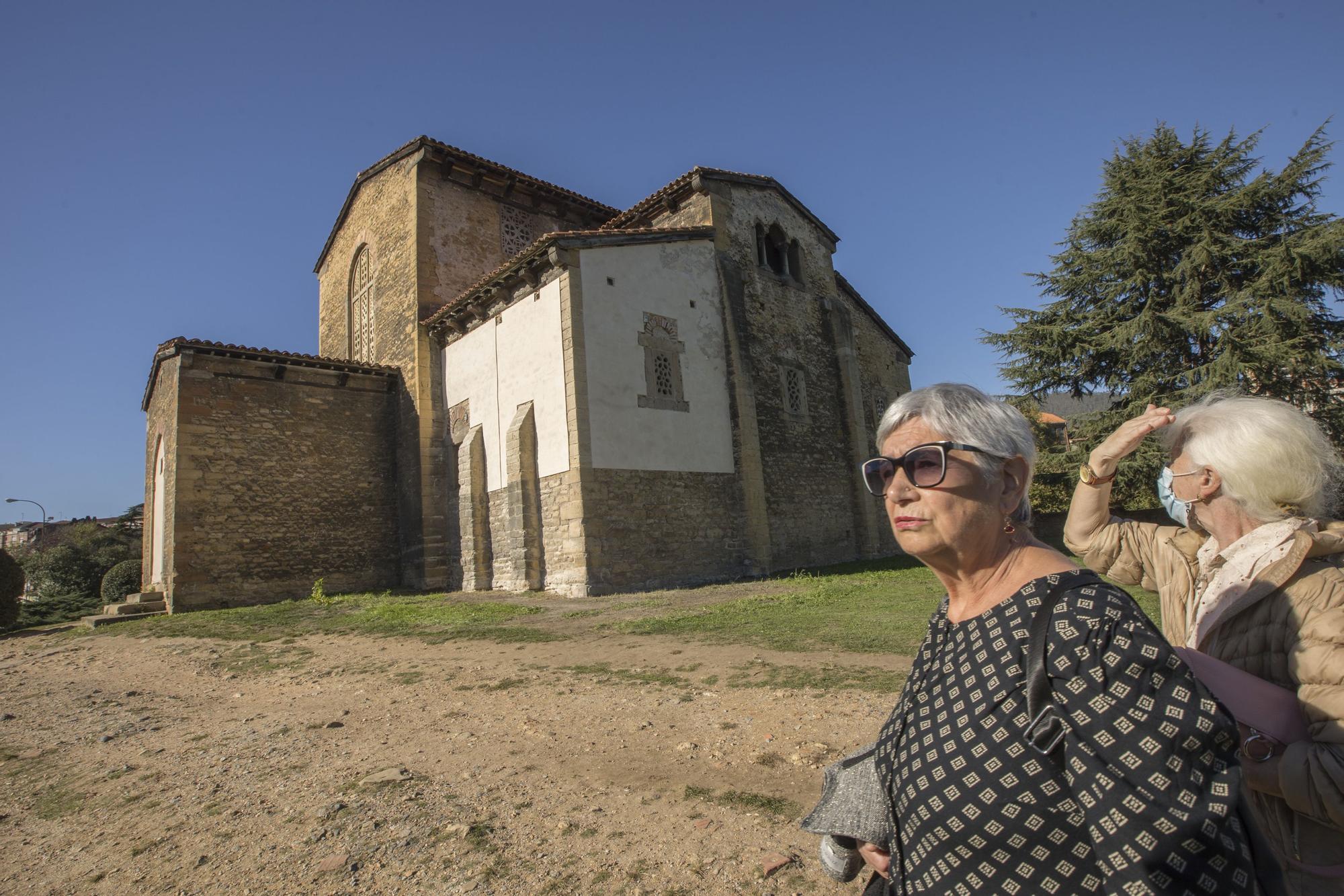 Así está la iglesia de Santullano después de recuperar la carga de mortero en sus muros