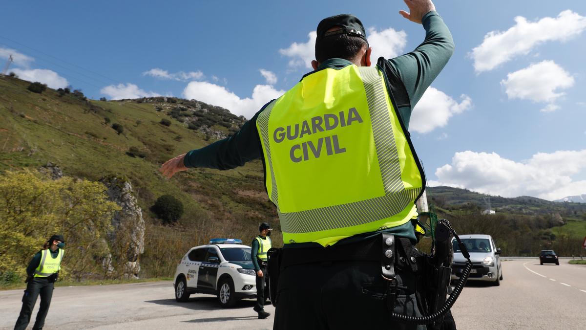 Agentes en pleno control en Campomanes (Lena).