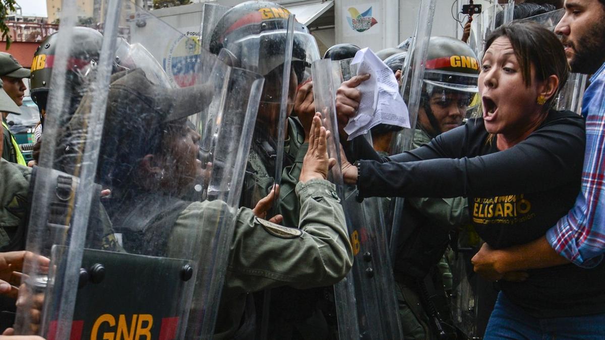 La diputada opositora Amelia Belisario se encara con la policía, en una protesta ante el Supremo, el jueves en Caracas.