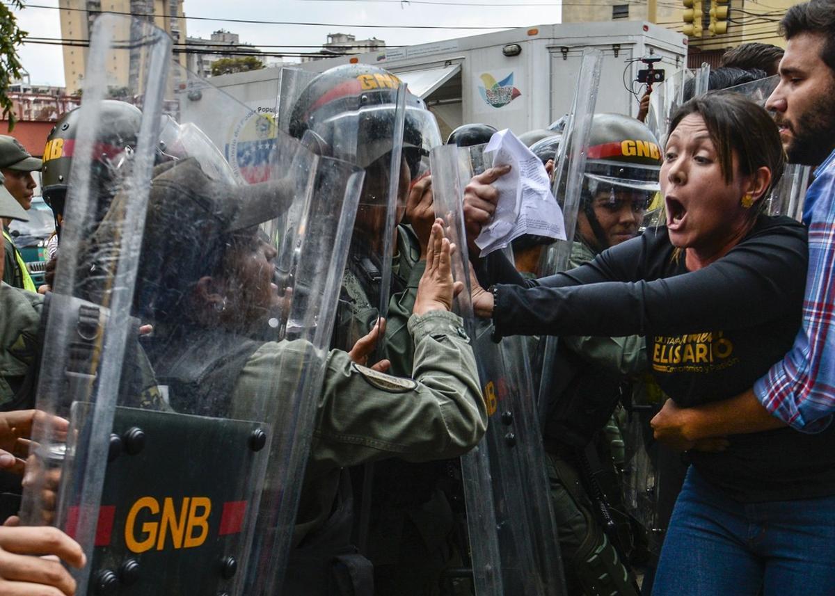 La diputada opositora Amelia Belisario se encara con la policía, en una protesta ante el Supremo, el jueves en Caracas.