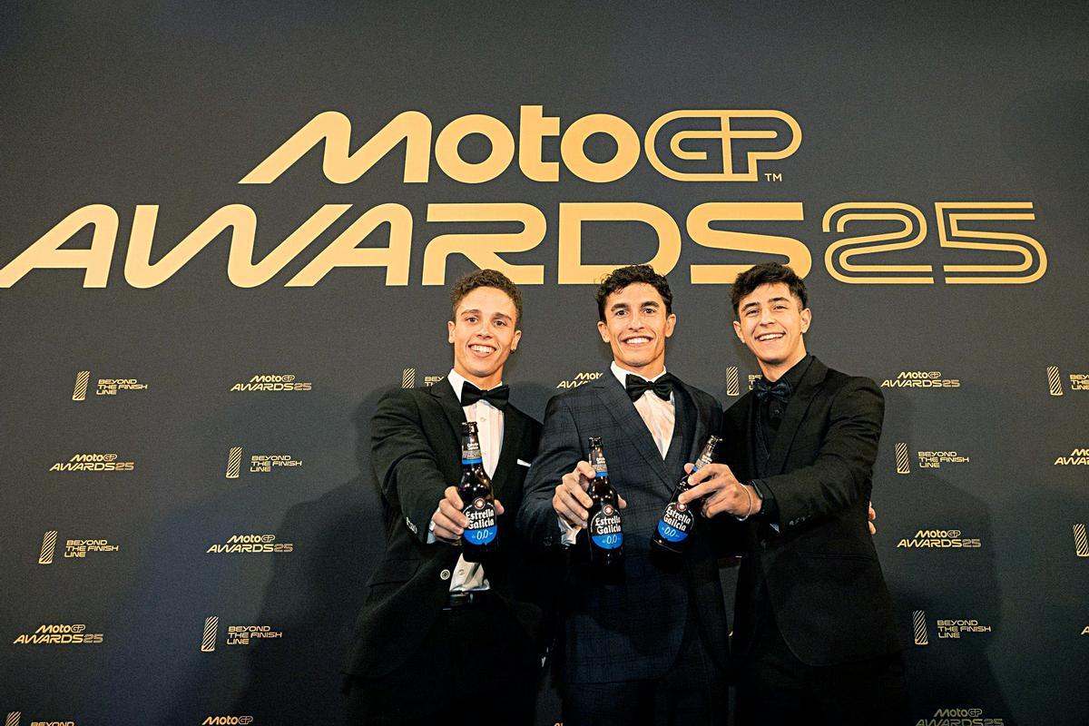 Diogo Moreira, Marc Márquez y Jose Antonio Rueda brindan con Estrella Galicia 0,0.
