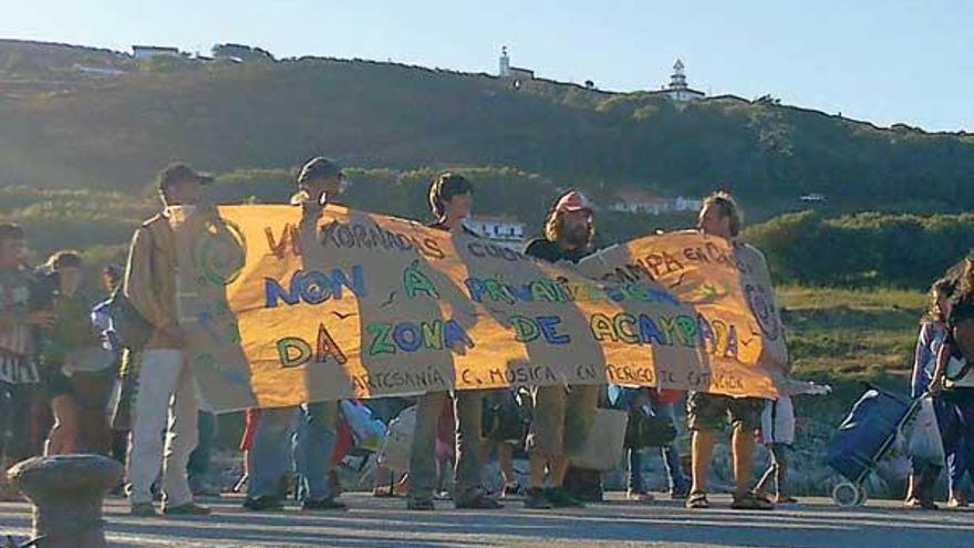 El colectivo Acampa en Ons protestó este fin de semana, una vez más, en la isla.  // FdV