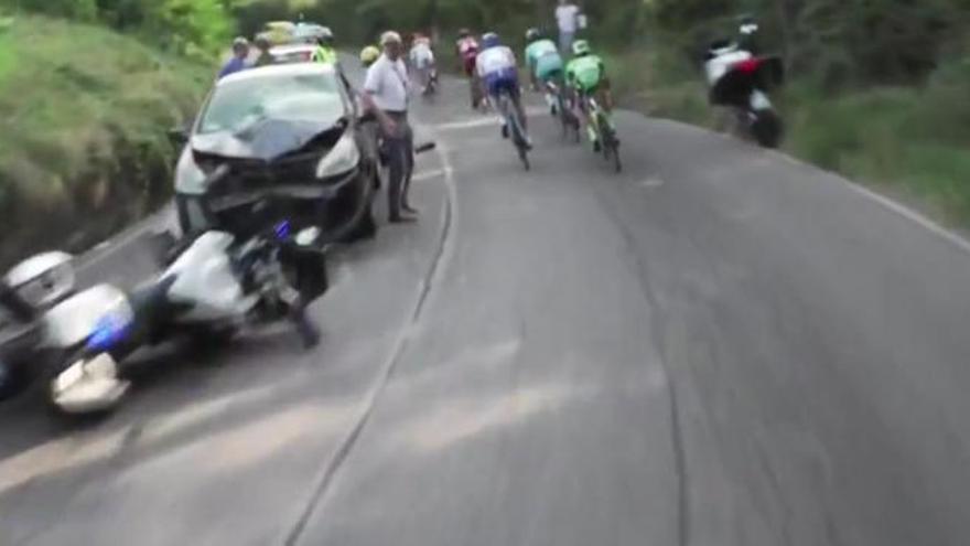 La moto accidentada, en el suelo, delante del coche con los efectos del brutal impacto.