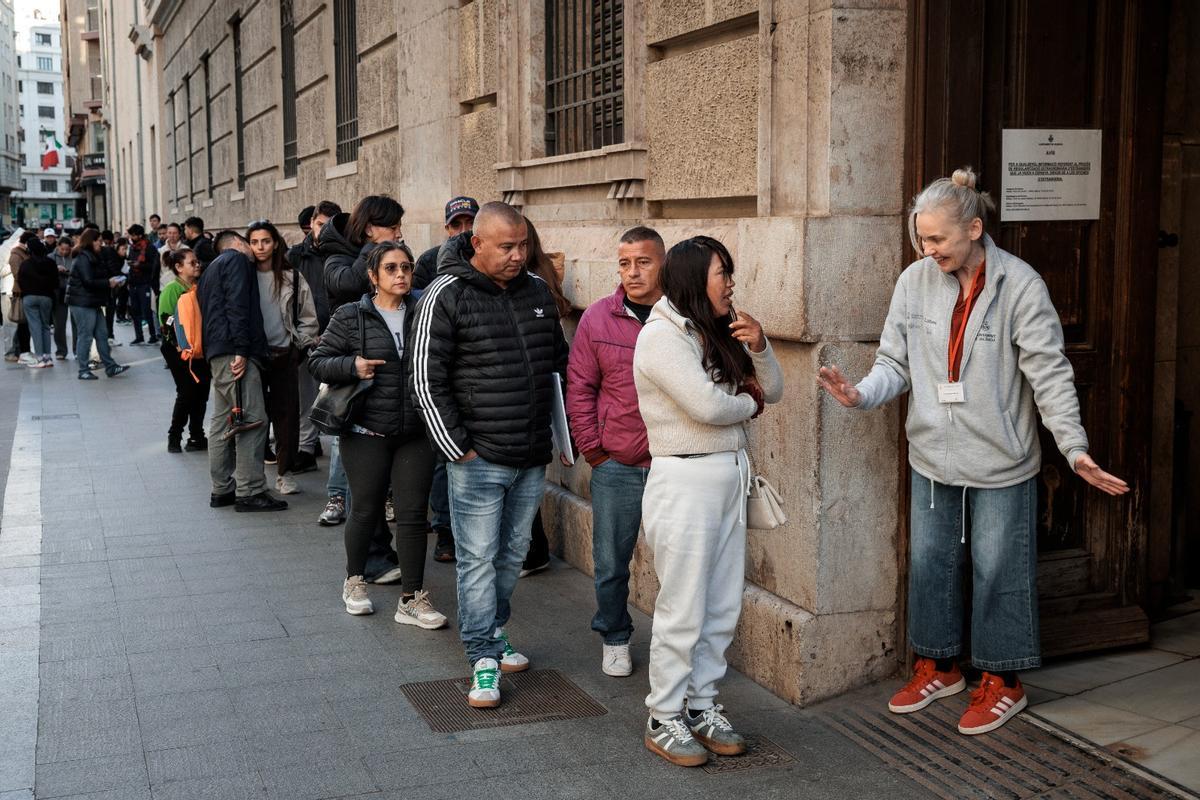 Colas en las oficinas del Padrón en València