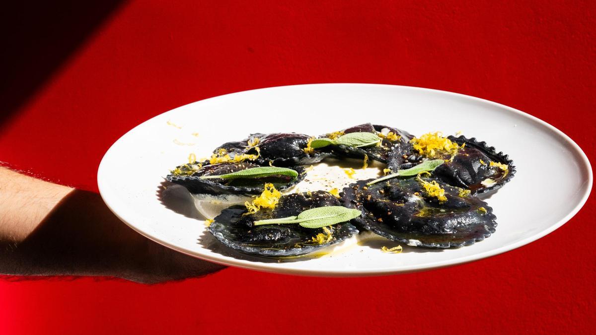 'Ravioli neri di funghi e tartufo con cacio e pepe' del restaurante 26 KG.