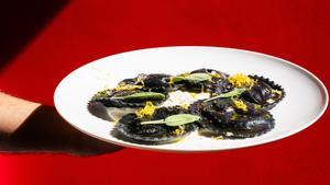 Ravioli neri di funghi e tartufo con cacio e pepe del restaurante 26 KG.