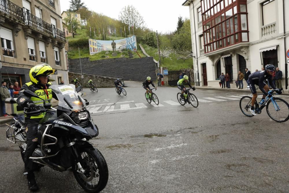 Segunda etapa de la Vuelta a Asturias entre Ribera de Arriba y el Alto del Acebo.
