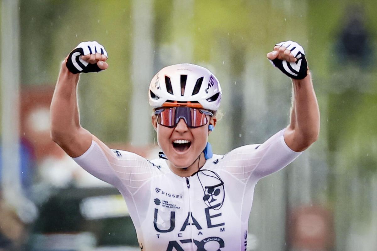 Paula Blasi celebra su victoria en la Amstel Gold Race femenina.