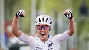 Paula Blasi celebra su victoria en la Amstel Gold Race femenina.