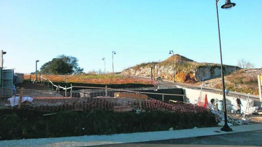 Obras de construcción de un chalé en el plan parcial de La Raizona, en Pancar (Llanes).