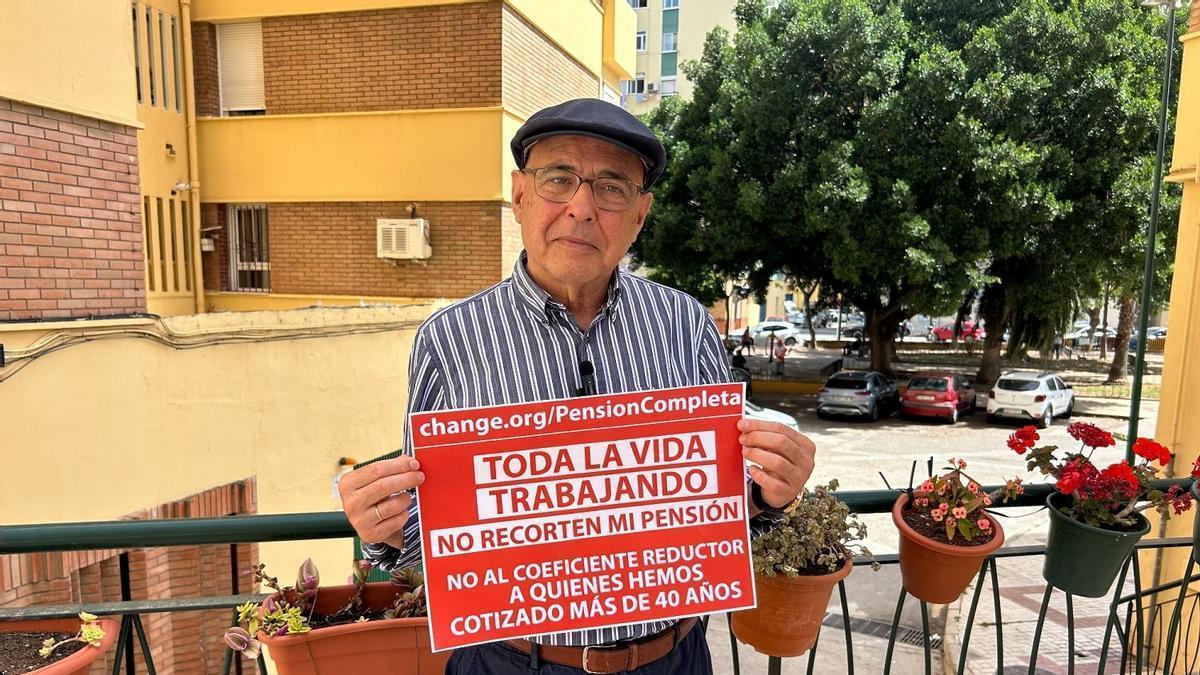 Manuel Guarino, el jubilado malagueño que ha denunciado en Change.org el recorte de su pensión tras 47 años cotizados por la jubilación anticipada.