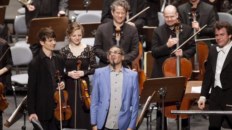 Gustavo Trujillo, autor de &#039;Chamán&#039;, en el escenario del Auditorio Adán Martín de Tenerife.