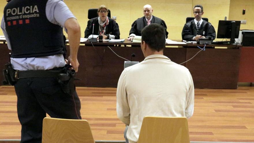 Condemnat a quatre anys i mig de presó per apallissar un botiguer de Girona amb un pal