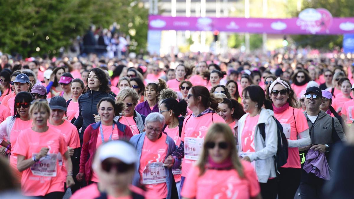 La 'marea rosa' conquista Madrid con 36.000 mujeres y brinda un homenaje a Adriana Cerezo