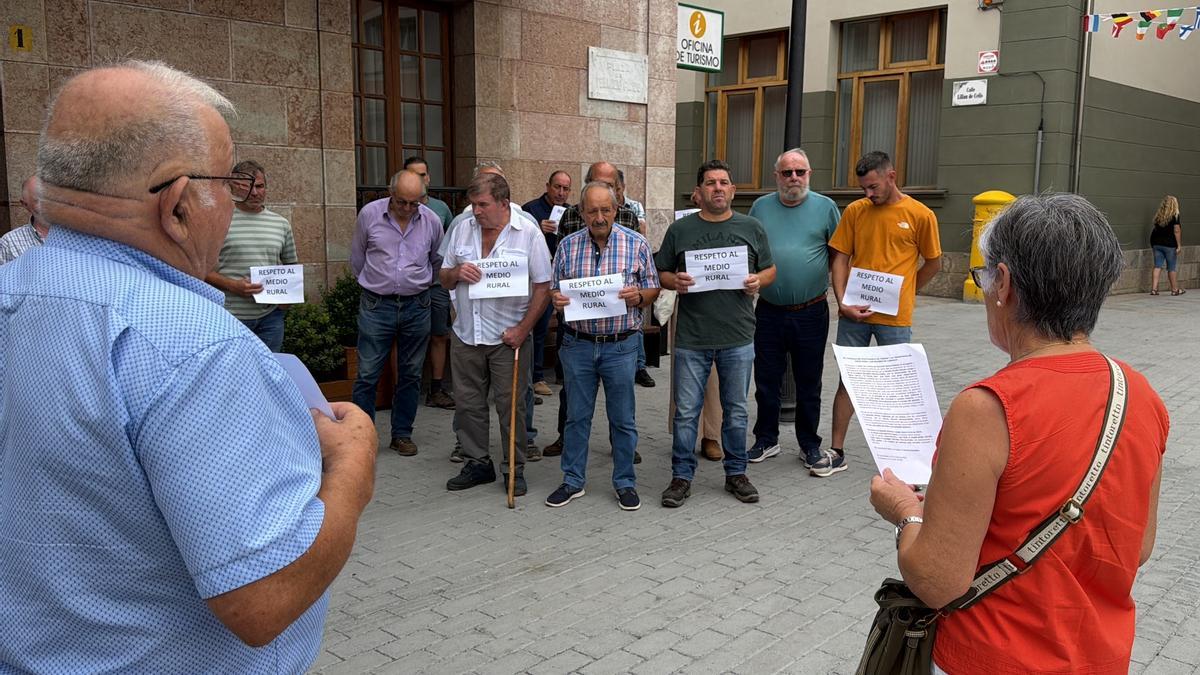 En primer término, José Escobio y María José Arduango durante la lectura del manifiesto de protesta.