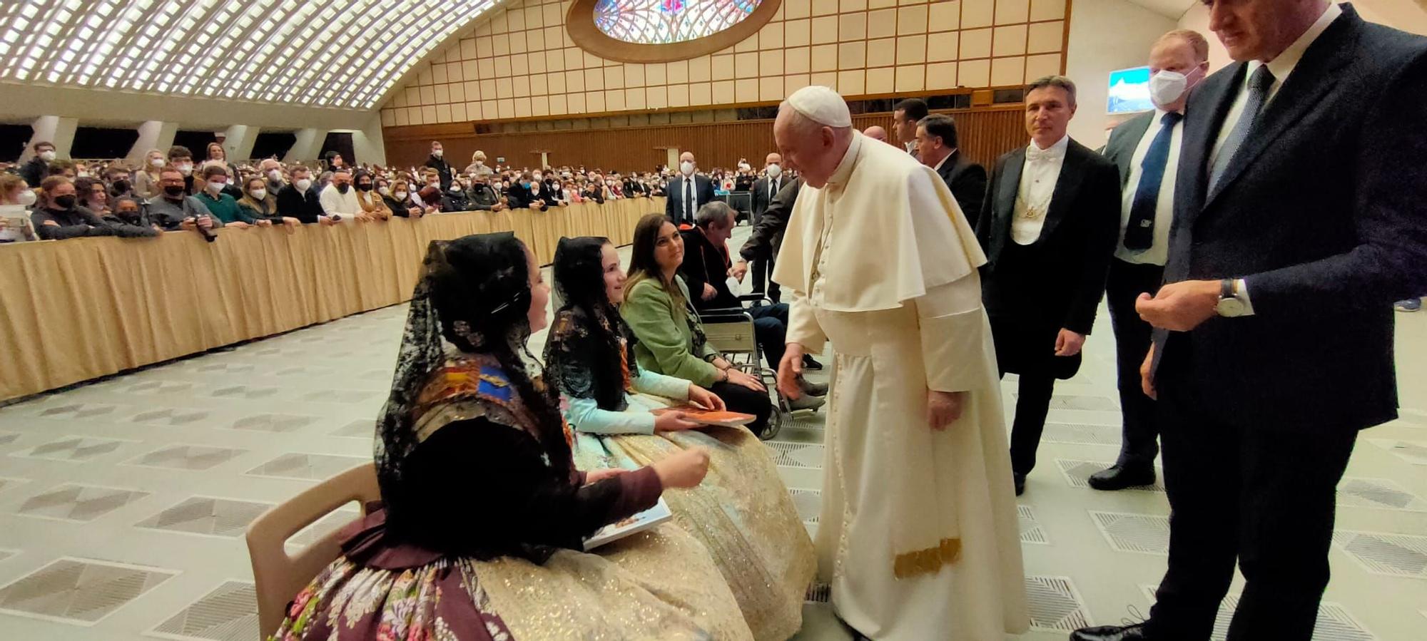 Extra Fallas Levante-EMV. Momento histórico: el papa Francisco recibe a las falleras mayores de València