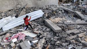 Una chica camina entre las ruinas en Rafah, en la Franja de Gaza