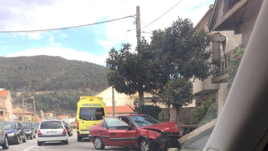 El coche acabó empotrado a una casa.