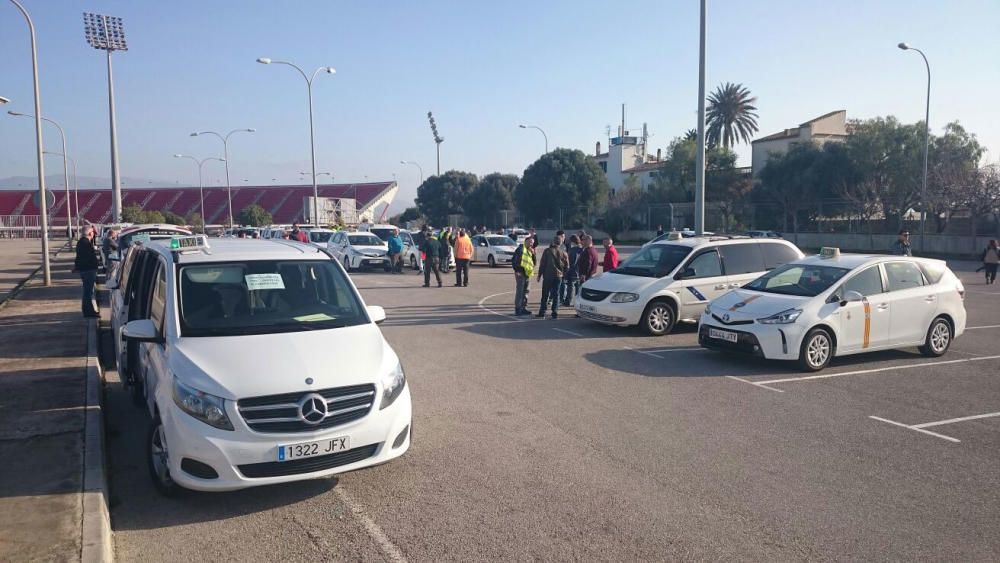 Mit einer Autokolonne ab dem Fußballstadion Son Moix protestiert die Branche am Mittwoch (15.2.) gegen die Pläne der Landesregierung, im Sommer Linienbusse für Urlauber ab dem Airport einzusetzen.