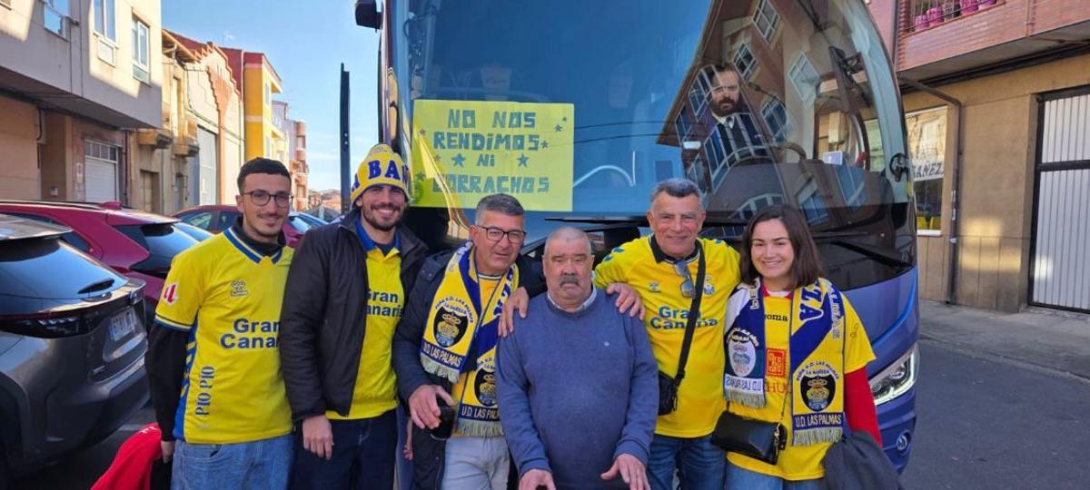 A la derecha, Daniela Sosa junto a los amigos de su padre de la peña La Bañeza y Hermógenes