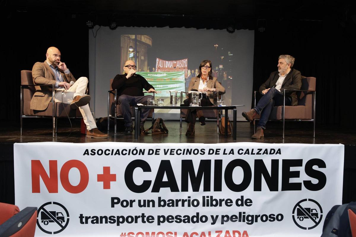 La charla en La Calzada sobre los accesos al Puerto, en imágenes