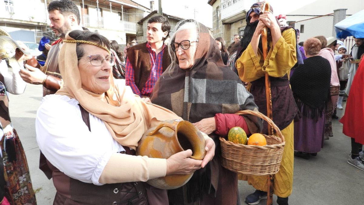 Dos mujeres y, detrás, el San José de este año.