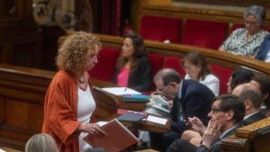 Barcelona 02/06/2026 Política. Ester Capella,portavoz del grupo parlamentario de Esquerra Republicana en el Parlament de Catalunya pasa por delante de Salvador Illa,presidente de la Generalitat durante la sesión plenaria de aprobación de los presupuestos de la Generalitat de Catalunya 2026. AUTOR: JORDI OTIX
